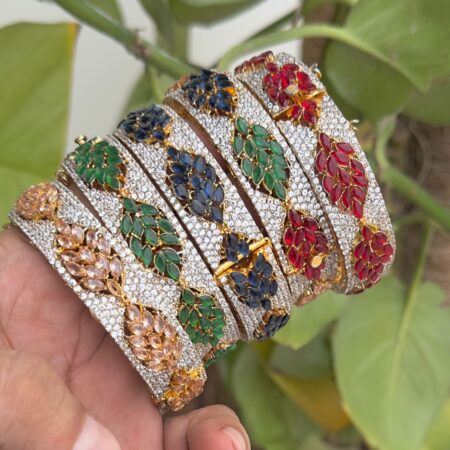 Pair of bangles openable with chain