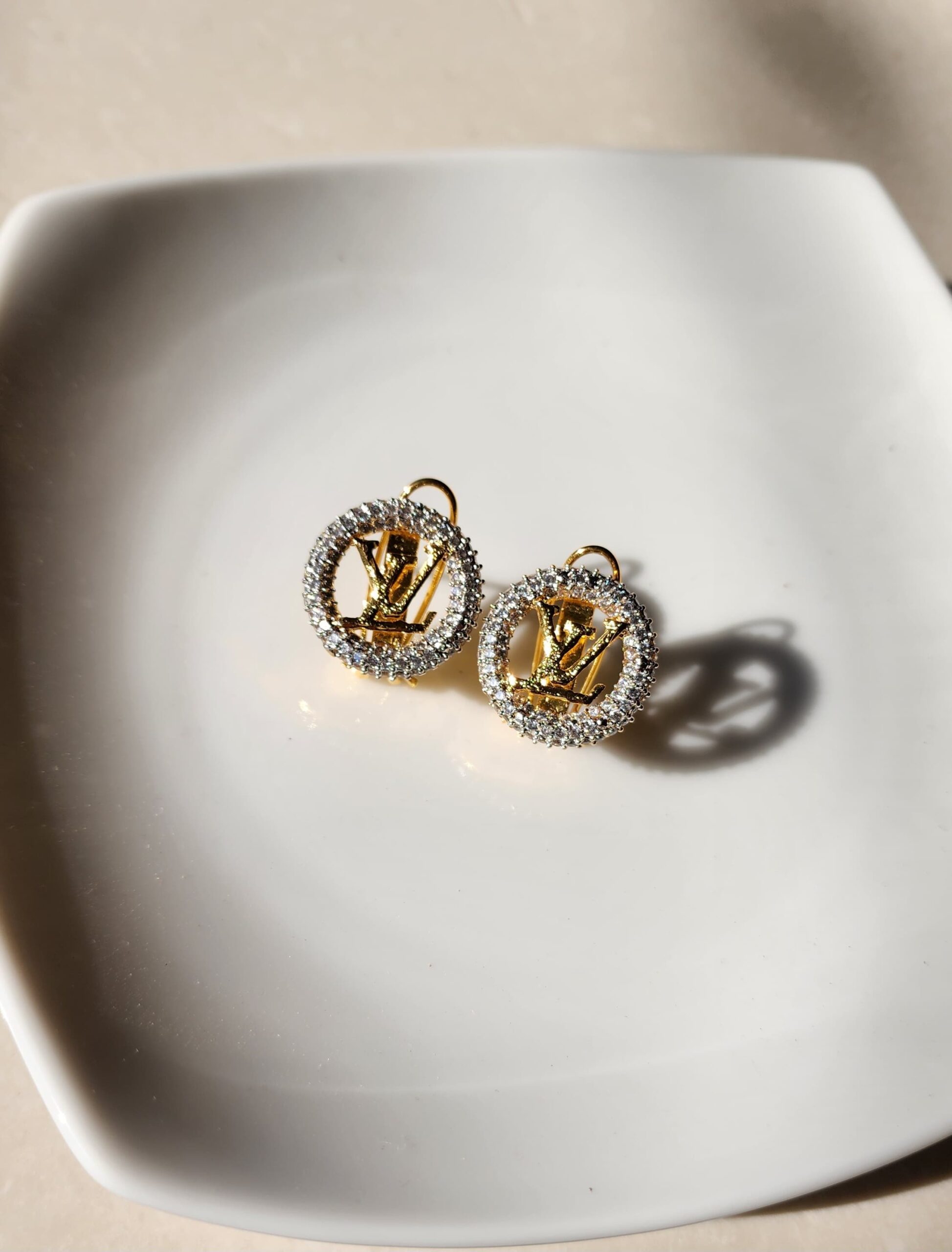 3525ab58d6cf40c89a5f784c75665036 Lv studs - Image 1