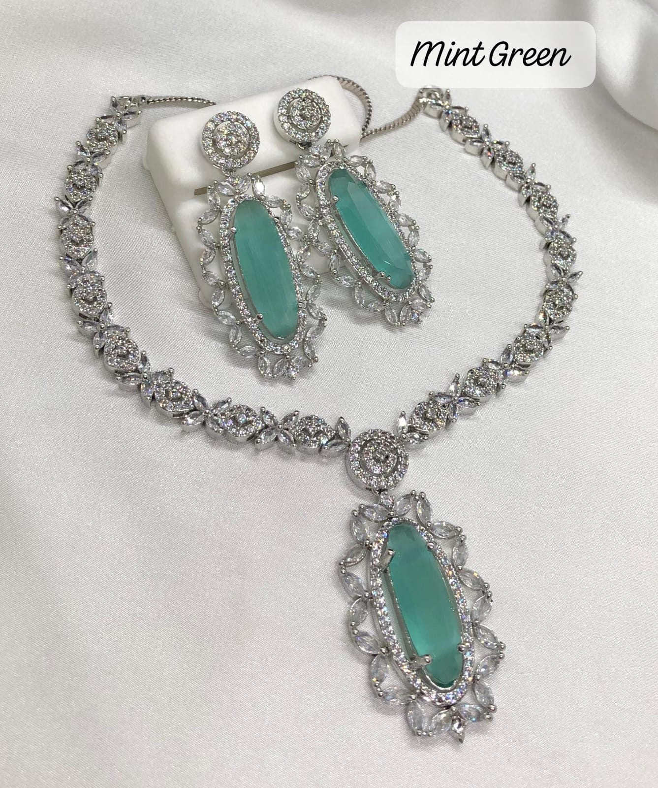 6408055c-c779-41bc-a60c-3074678cca16 Zircon set locket set - Image 1